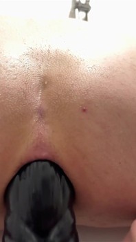 Difficile aiutare me stesso nella doccia, sempre troppo allettante per riempire il mio buco