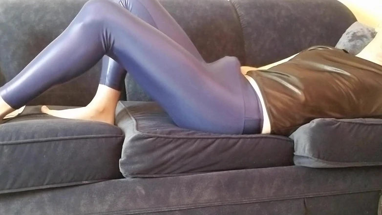 Spandexxx Orlando: Паренек в спандексе мастурбирует в блестящих синих леггинсах