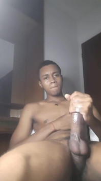 Kamera web Stream kote hitam besar duduk dan mengusap zakar hitam tebal dengan banyak air liur dan lube Black20one