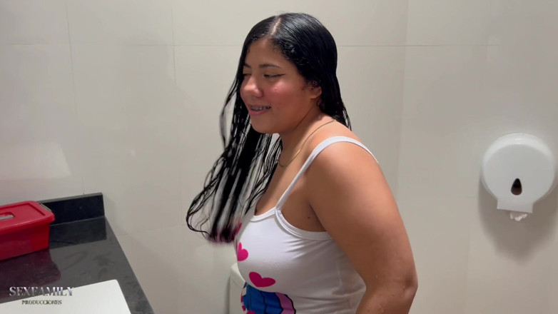 Bigboobssex: 私の美しいインド人はバスルームで準備をしていて、彼女はとても魅力的に見えるので、私は彼女のハードな達成をファックするために入ります