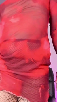 Ken Dançando Sexy Para Você Com Vestido Vermelho, E Balançando a Bunda
