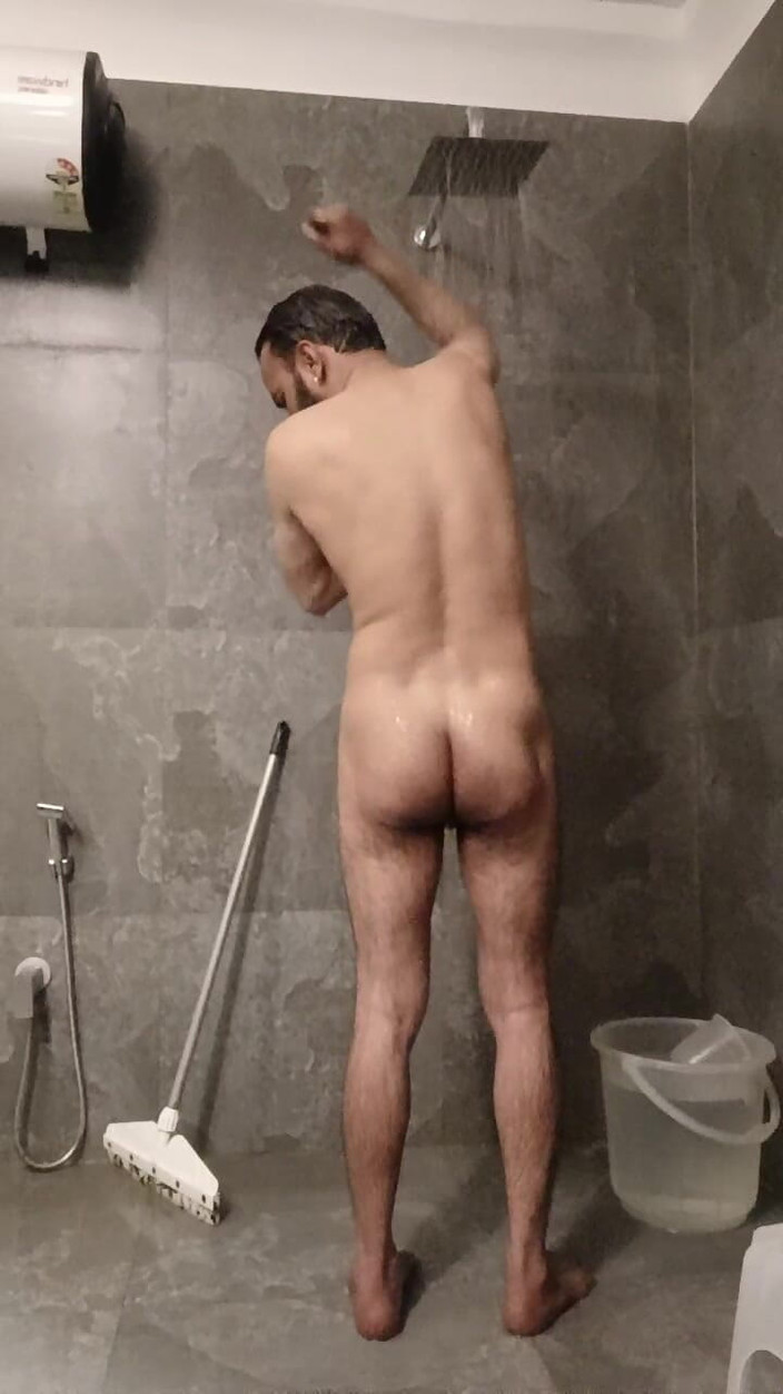 Rajasthani-old-lover: Indisk man njuter av bad på hotellet