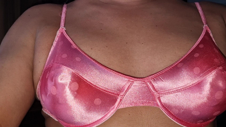 Only bras: Bra satin klasik vs. sati, dengan payudara runcing