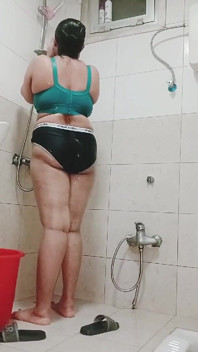 Fată care face baie