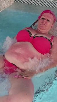 dojrzałe laska palce do kobiecego orgazmu w wannie z hydromasażem