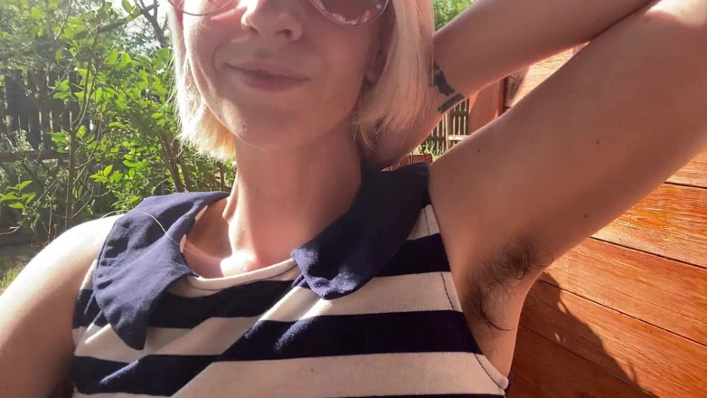 Cuteblonde666: Куріння на вулиці, показуючи мою волохату кицьку