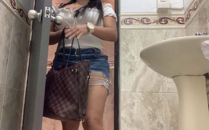 Sensesex 1989: Krátká sukně na veřejné toaletě (sexy Latina)