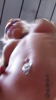Melody la blonde mince se fait enculer par son patron dans un atelier