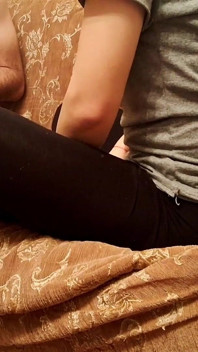 Dat poppenmeisje dat hij op tiktok ontmoette, neukt een harige man tijdens de neukpartij