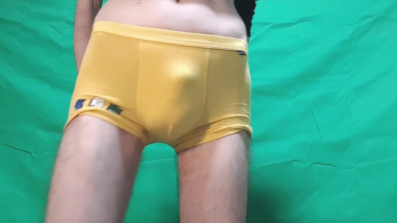 HeIsSooThin: Примерка желтых Бойсхортов