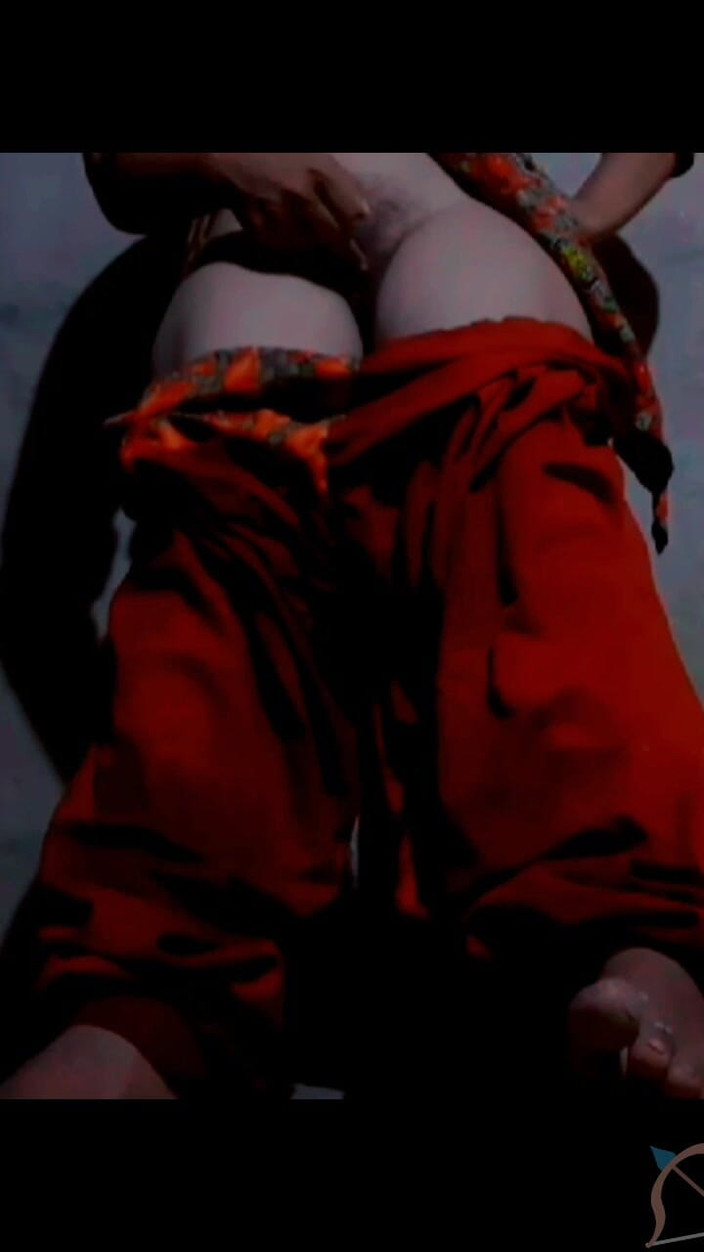 TricolorMusic3: 火辣性感的漂亮女孩展示非常热辣的阴户