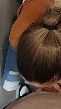 Blowjob Riskiert Im Badezimmer Der Universität Mit Meinem Professor!