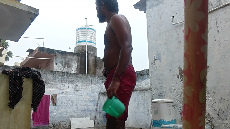 KUMBHA MANOJ KUMAR: Xhard - limpieza de baño en pueblo