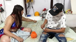 Oynarken üvey erkek kardeşim beni öpüyor ve sert sikişmeye başlıyoruz