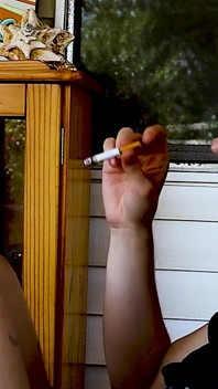 Une Gothique À La Tête Rasée Fume Dehors