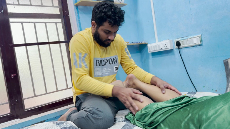 Vaishnavysharunraj: Herrin Fußmassage vom sklaven
