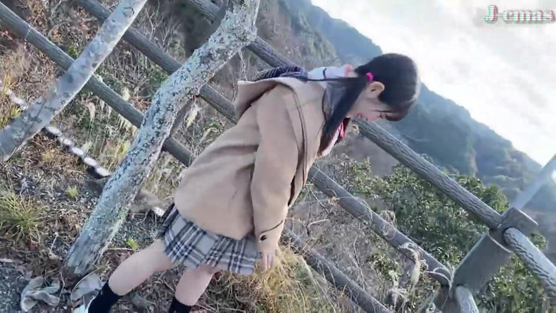 J-Cams: 一个喜欢深吻的狂野美女无论走到哪里，她都捕捉到她的激情。- B