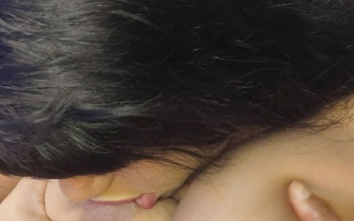 Anabel 693: Awek bayi menghisap dan menjilat puting