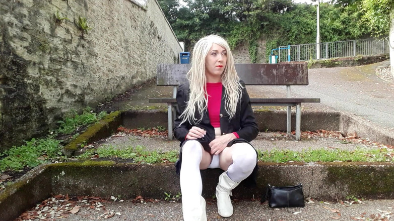 The Midnight Minx: Themidnightminx chilling on a bench