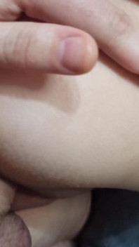 巨乳のひよこは彼のペニスをつかみ、彼に彼女の甘い穴をファックさせました