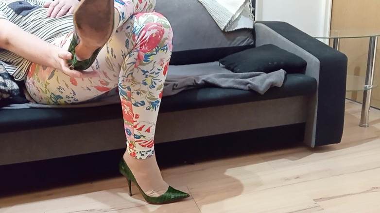 High Heels Kingdom: Crossdresser dinglande i sexig orm läder spetsig tinga casadei höga...
