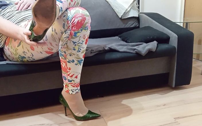 High Heels Kingdom: Un travesti se fait baiser dans des escarpins à talons hauts...