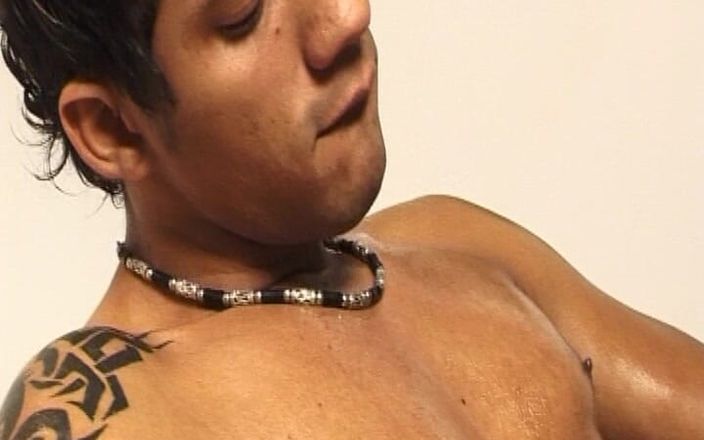 Euro Content Gay: Masturbandosi il cazzo con la scarpa è ciò che lo rende...