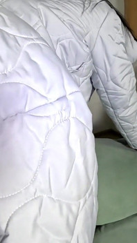 Nedjacket kuk dyrkan. Slarvig deepthroat, spit och dubbel sperma på kappa