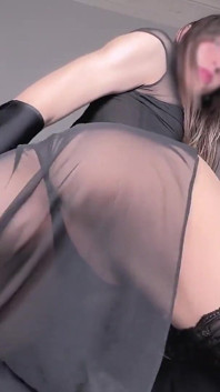 Trans porno, nadržená děvka si hraje se svými průhlednými šaty, rozevřený růžový zadek a velký výstřik