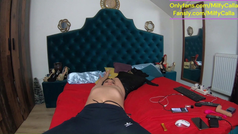MilfyCalla: Lazy Morning Masturbation Topless in Sweatpants &amp; so Wet 233