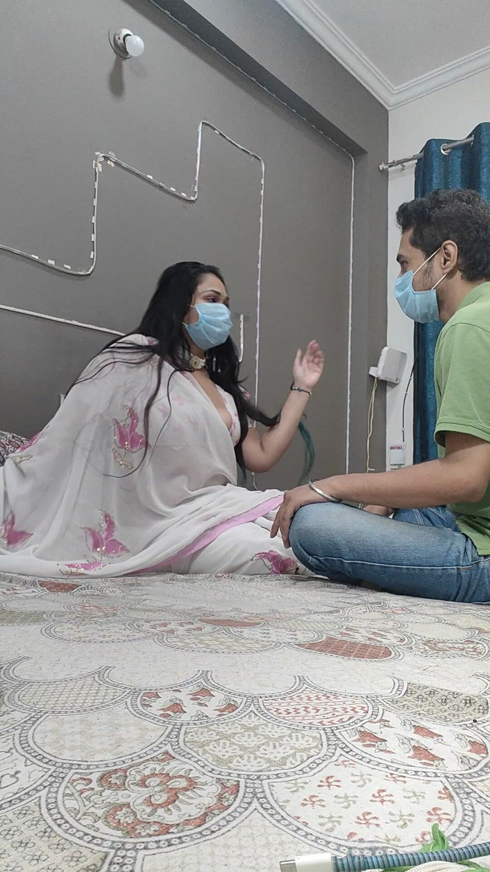 Crystalcouple: 老板在她的公寓里操她的助手。