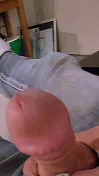 Une grosse bite grandit pour une grosse éjaculation