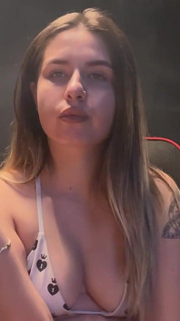 你的完美金发女郎穿着胸罩抽烟