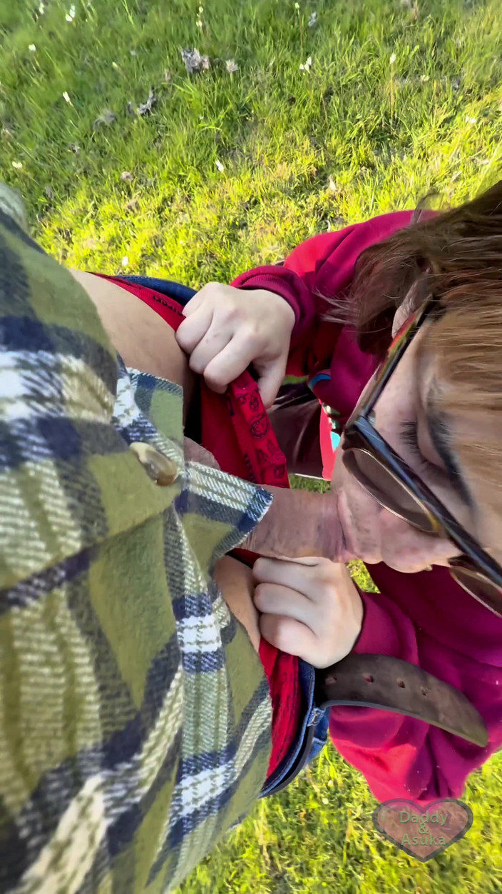 Daddy and Asuka: 에픽 야외에서 펠라 작업