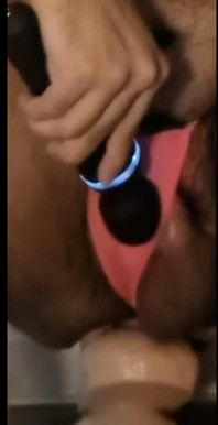 #19 Den 6: Šukám velké bílé dildo na penis. Stříkám a pak vyvrcholím na spodní prádlo.