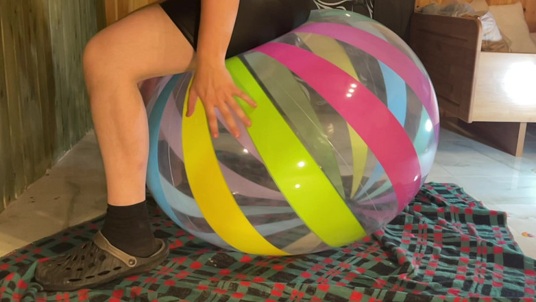 BeachBallsDuo: Twee enorme 42 en 48 beachballen verpletterd onder onze 200 kg!