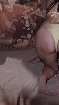 Kayu keras! Blowjob kotor grimey & creampie pepek di bangsal. MILF bertetek besar!