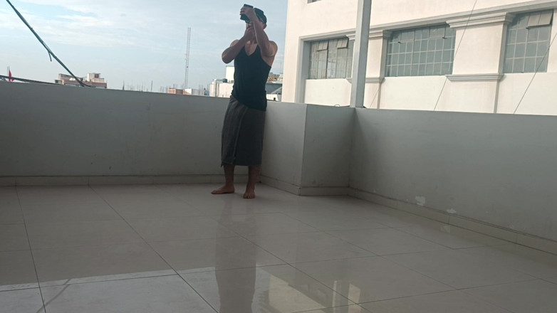 Bare skin man: Sur le toit