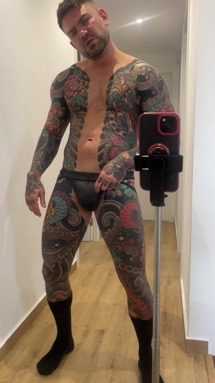 Juan Lucho Gay: Iberský muž masturbuje