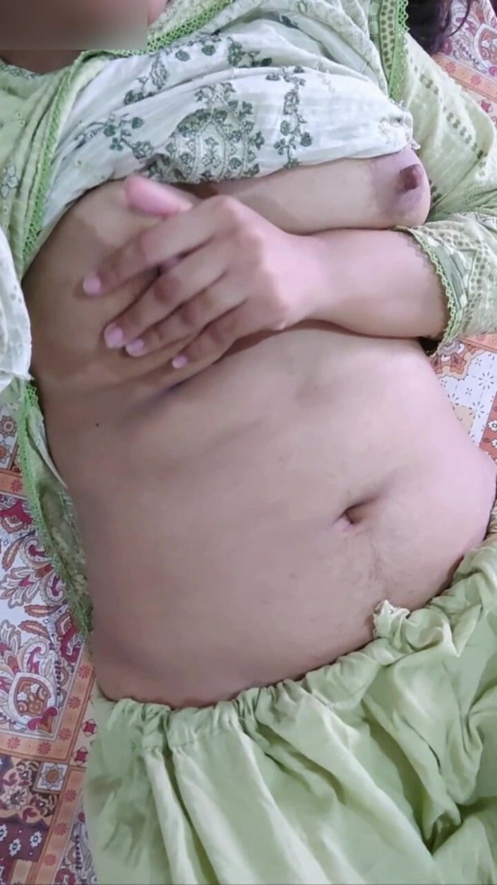 Naughty_Sana: Chica india del pueblo follando coño caliente dedeándose y mostrando...