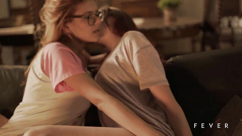 Fever Films: Tình dục đồng tính nữ cực kỳ đam mê