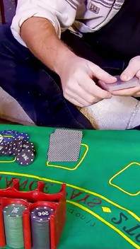 Pokerspeler wint toernooi en mag geile magere tiener Aris neuken