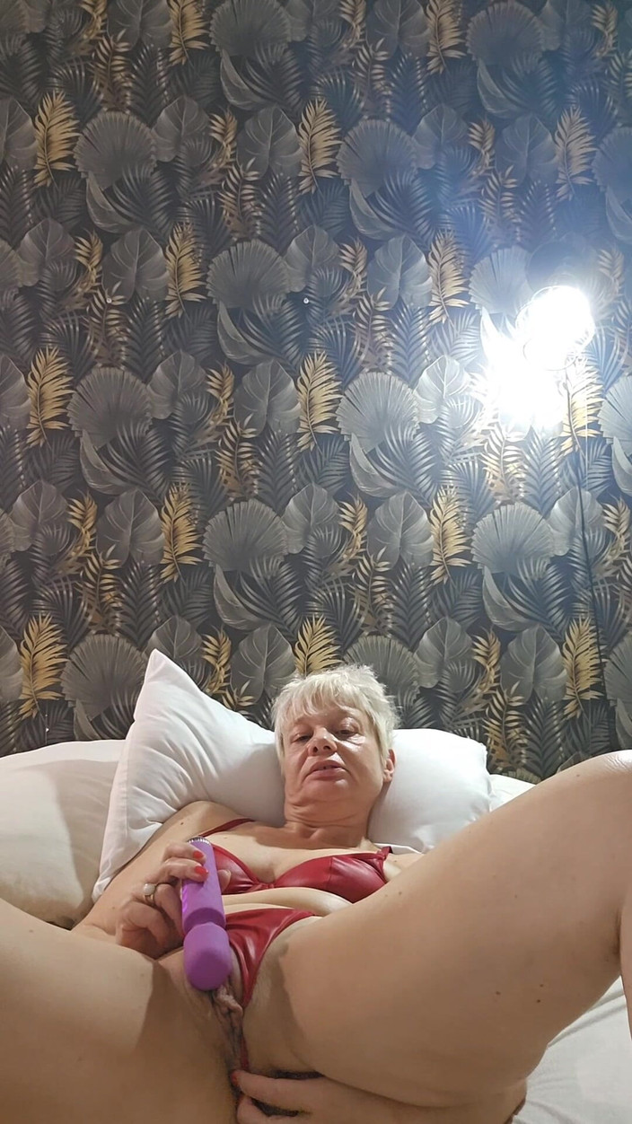 Sofy13: MILF 성숙한 창녀가 그녀의 젖은 음핵을 가지고 노는