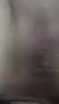 Suamiku lagi asik fingering memekku sampai muncrat di dalam mobil