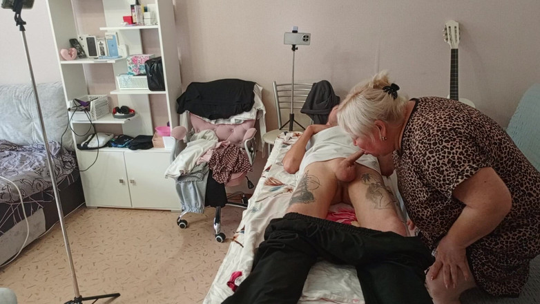 Zona901: Macocha ssie i szarpie mojego penisa na stole do masażu...