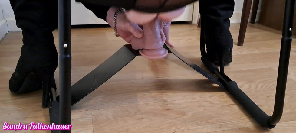 Sandra Falkenhauer: Cewek semok ini lagi asik muasin memeknya pakai dildo ukuran...