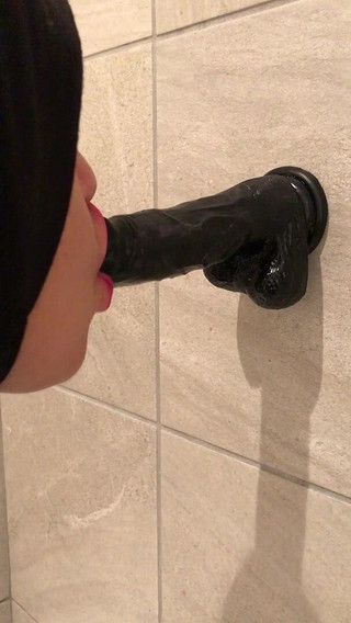 Souzan Halabi: 头巾口交课程