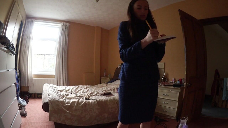 SophiaSmithUK: 옷을 완전히 입고 딥을 찍는 부동산 중개인