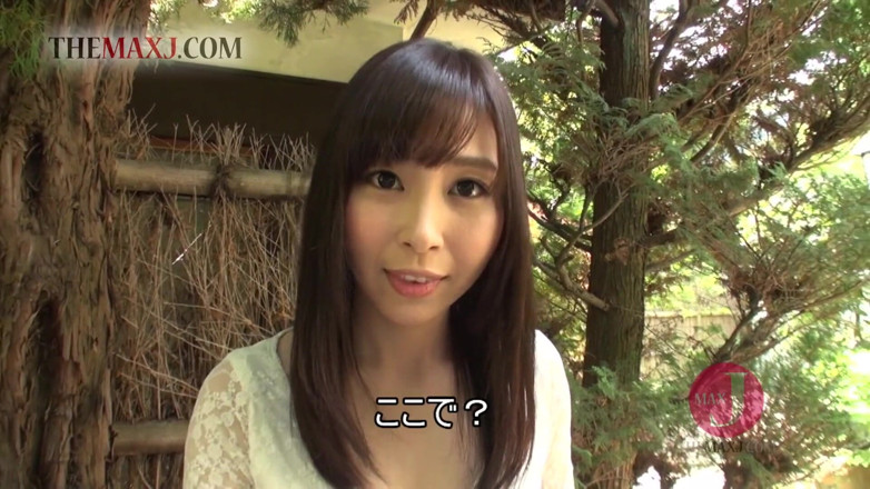 Asian happy ending: La ragazza asiatica pelosa viene sditalinata all'aperto in azione punto...