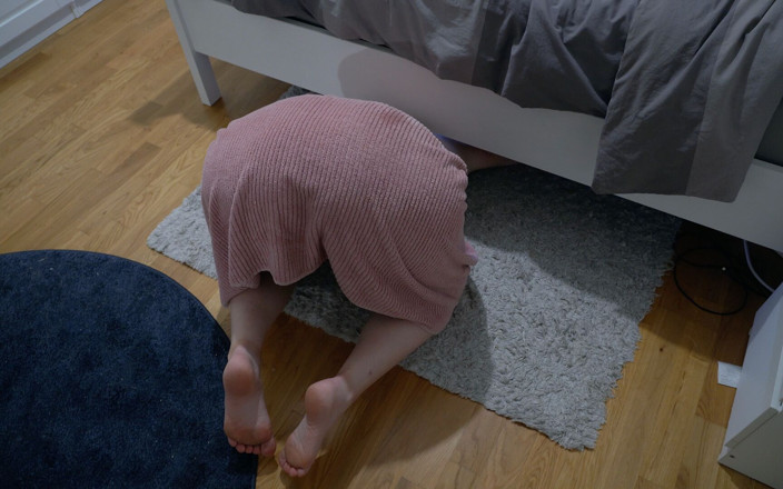 LinaLove_: Nevlastní Sestra S Velkým Bílým Zadkem Uvízla Pod Postelí a...